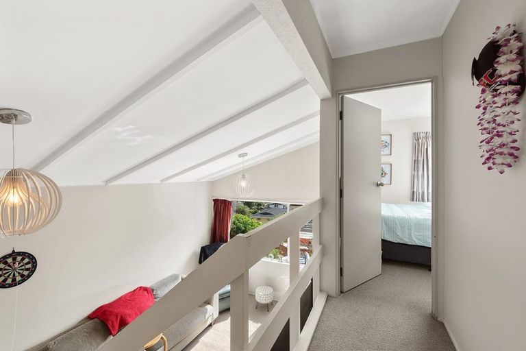 Photo of property in 2/8 Glenvale Place, Totara Vale, Auckland, 0629