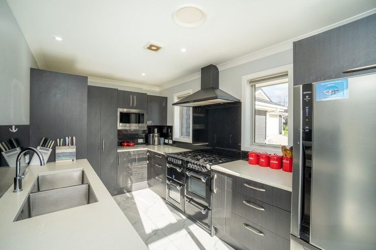 Photo of property in 2 Tutakarae Road, Kelvin Grove, Palmerston North, 4470