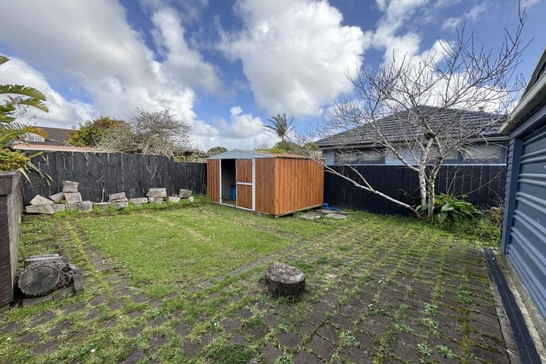 Photo of property in 2 Thomas Rea Place, Te Atatu South, Auckland, 0610