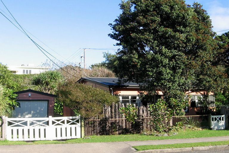 Photo of property in 22 Heperi Street, Waikanae Beach, Waikanae, 5036