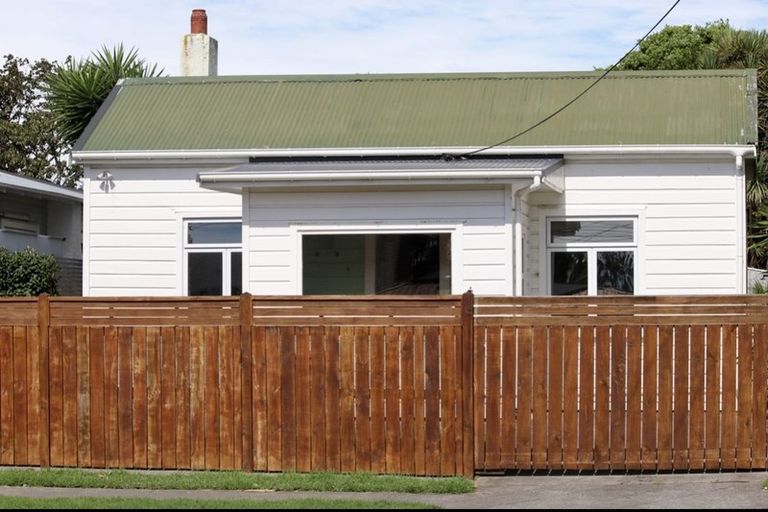 Photo of property in 35 Hine Street, New Plymouth, 4310