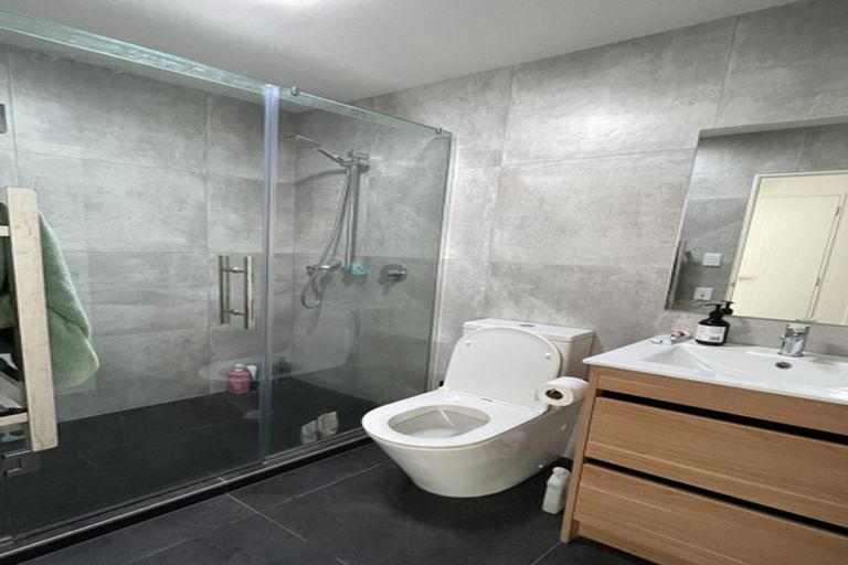 Photo of property in 3/4 Mcquoid Place, Glenfield, Auckland, 0629