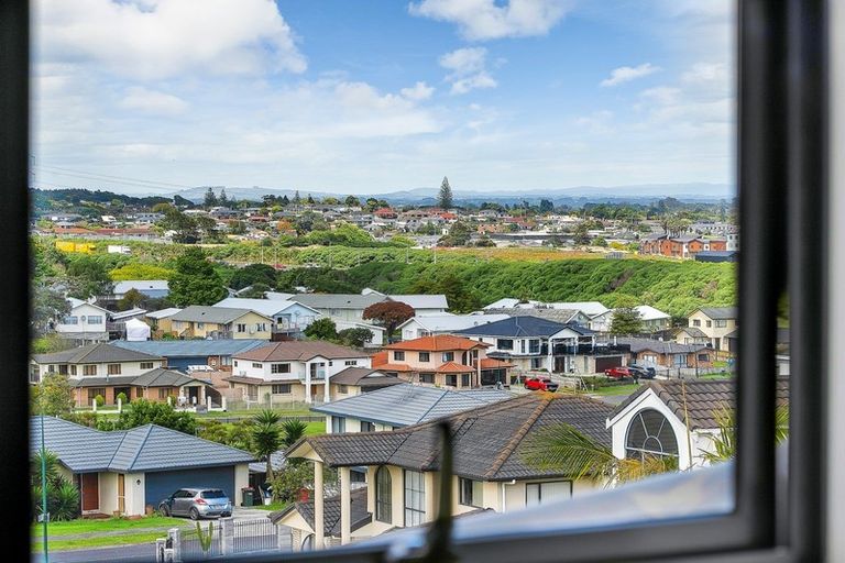Photo of property in 10 Chieftain Rise, Goodwood Heights, Auckland, 2105