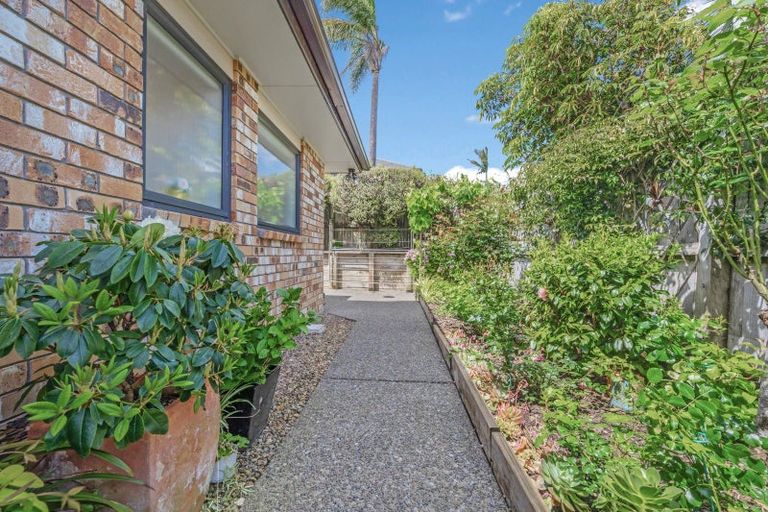 Photo of property in 9 Canonbie Place, East Tamaki Heights, Auckland, 2016