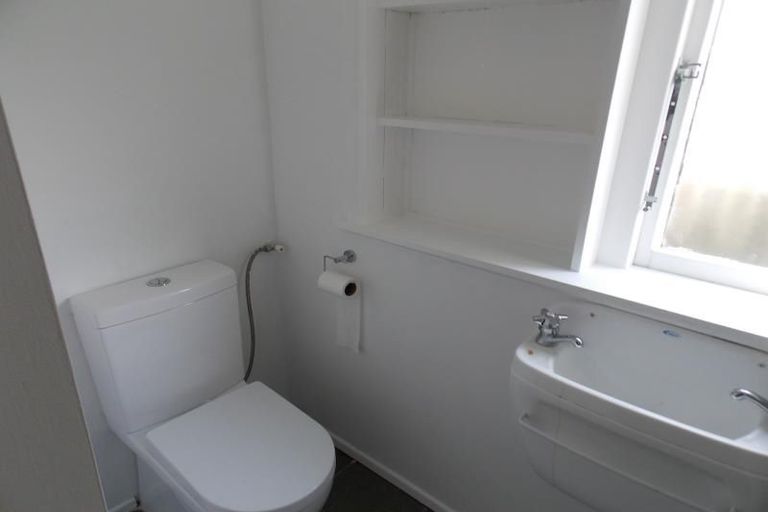 Photo of property in 142 Parkvale Road, Karori, Wellington, 6012