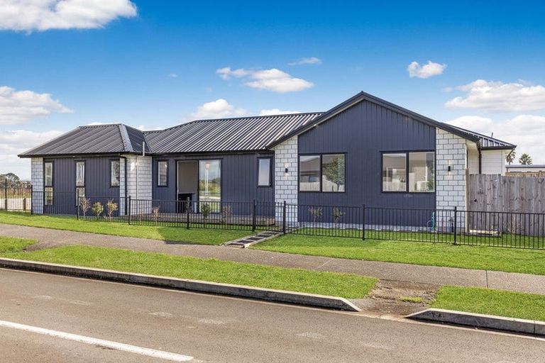 Photo of property in 2 Poutawa Lane, Clarks Beach, 2122