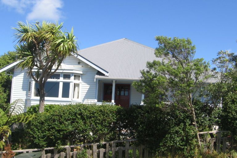 Photo of property in 41 Military Road, Northland, Wellington, 6012