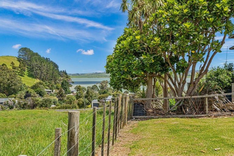 Photo of property in 26 Oxford Street, Whakapirau, 0583