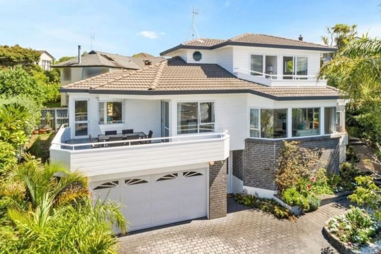 Photo of property in 2/70 Churchill Road, Murrays Bay, Auckland, 0630