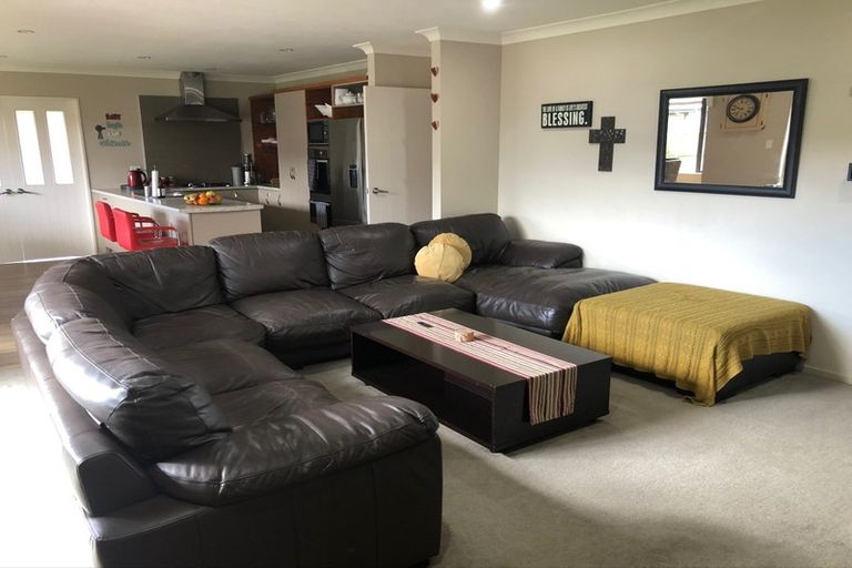 Photo of property in 20 Breaker Grove, Waiuku, 2123