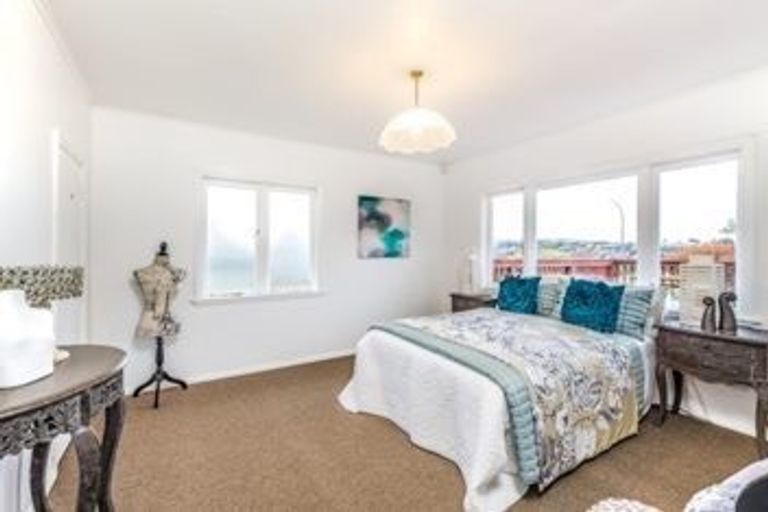 Photo of property in 165 Edmonton Road, Te Atatu South, Auckland, 0610