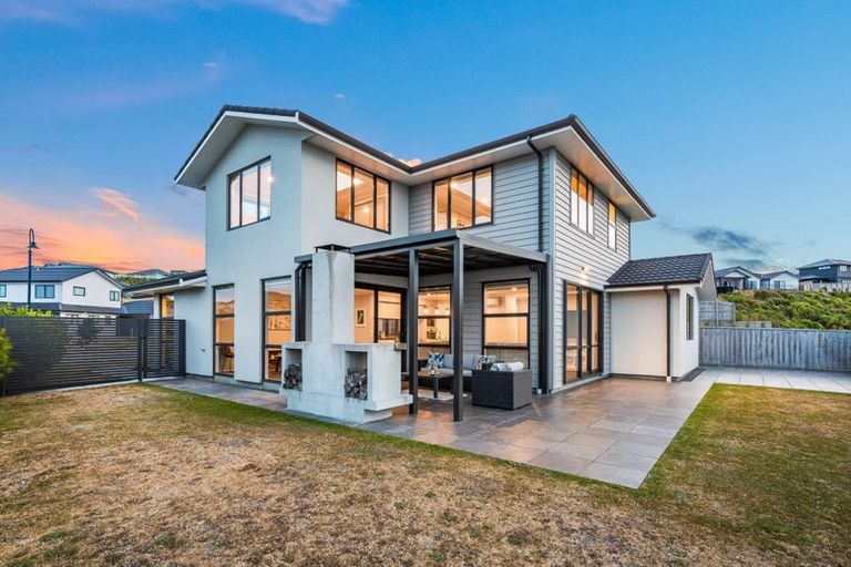 Photo of property in 34 Waitaria Terrace, Aotea, Porirua, 5024