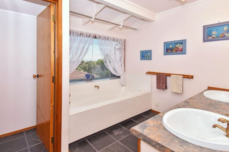 Photo of property in 7 Elsted Place, Goodwood Heights, Auckland, 2105