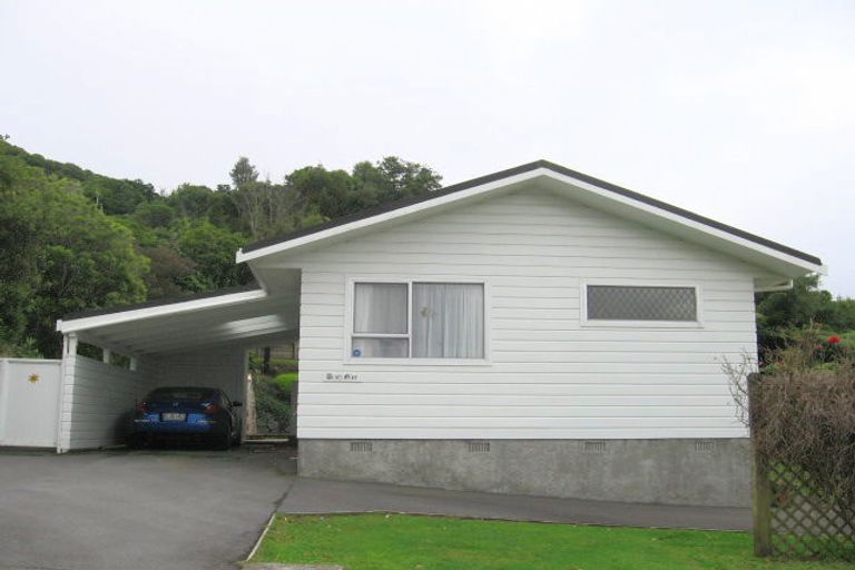 Photo of property in 20 Brasenose Place, Tawa, Wellington, 5028