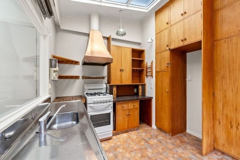 Photo of property in 18 Hawker Street, Mount Victoria, Wellington, 6011