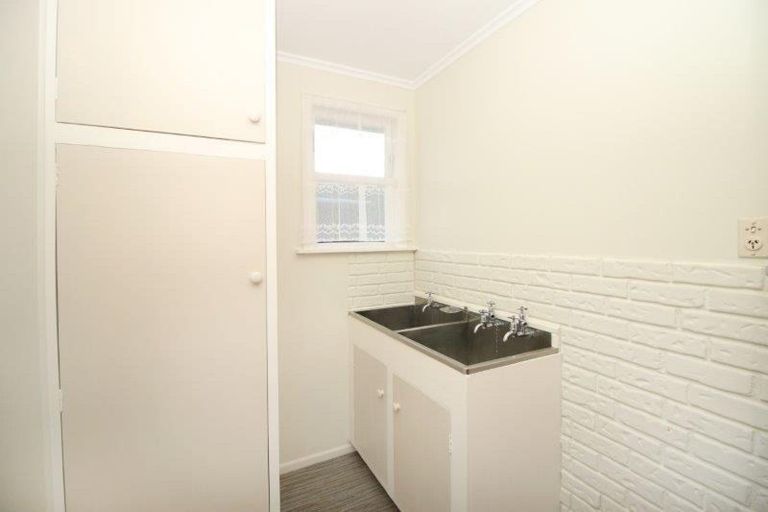 Photo of property in 5 Waterloo Crescent, Hokowhitu, Palmerston North, 4410