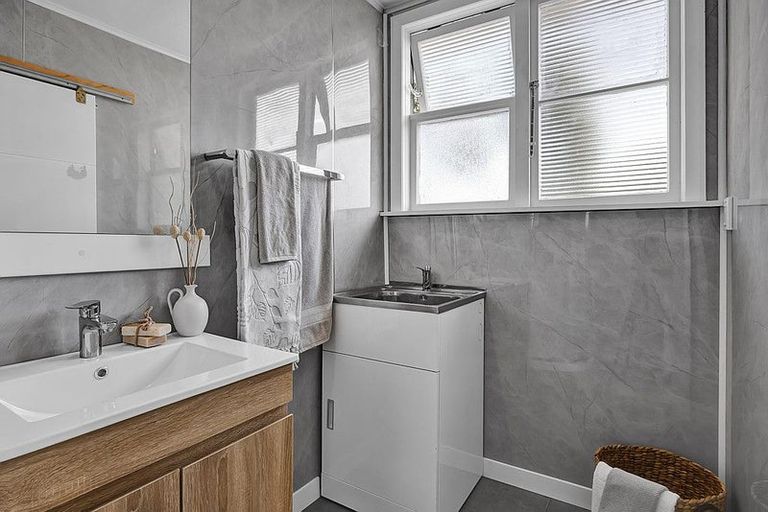 Photo of property in 35 Gladstone Street, Hawera, 4610