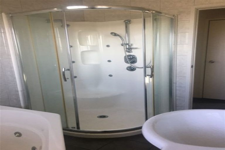 Photo of property in 19 Rosewarne Crescent, Glendene, Auckland, 0602