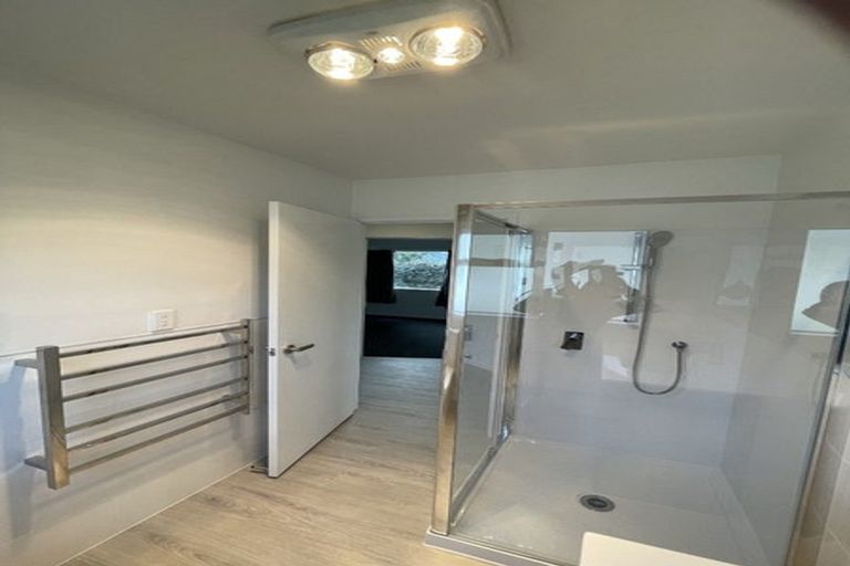 Photo of property in 21 Chilcott Road, Henderson, Auckland, 0612