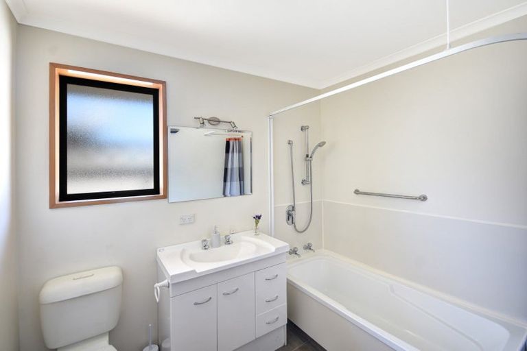 Photo of property in 33 Macandrew Road, South Dunedin, Dunedin, 9012