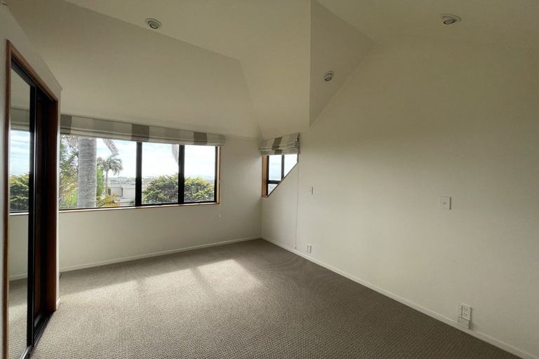 Photo of property in 1 Calypso Place, Rothesay Bay, Auckland, 0630