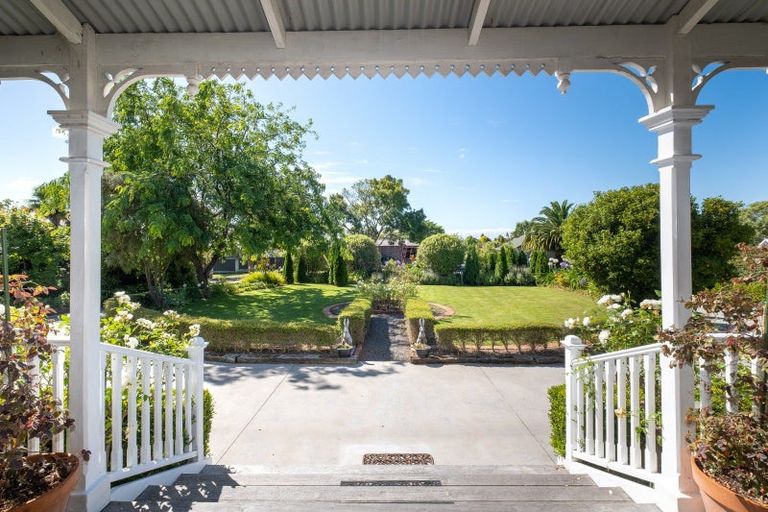 Photo of property in 2 Kaweka Place, Havelock North, 4130