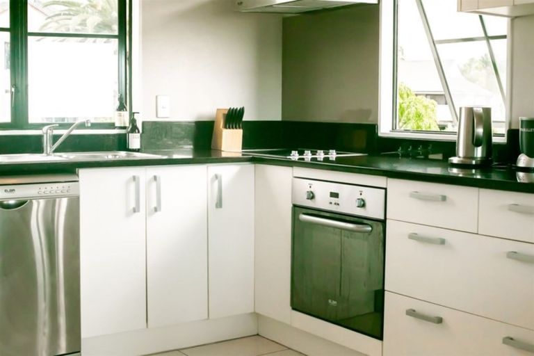 Photo of property in 1/5 Ribbonwood Crescent, Goodwood Heights, Auckland, 2105