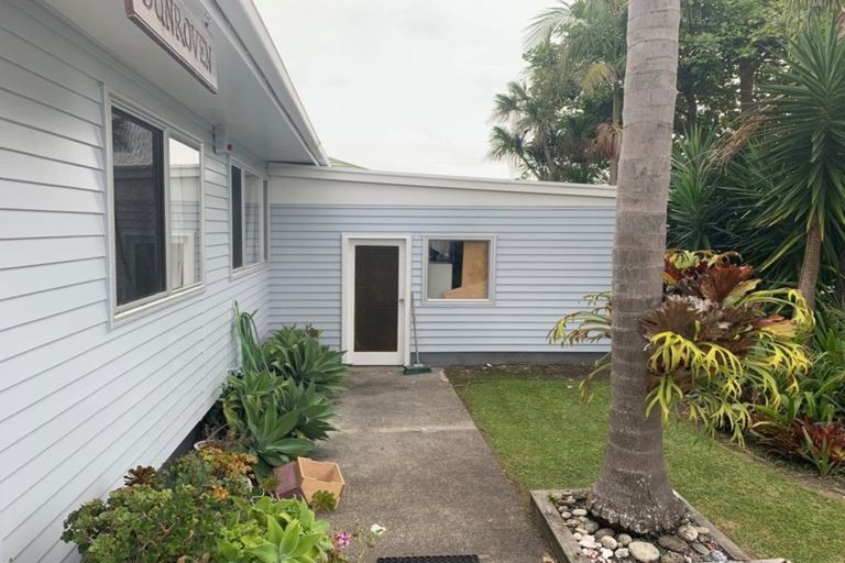 Photo of property in 18 Walton Street, Red Beach, 0932