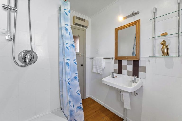 Photo of property in 4 Duncan Avenue, Te Atatu South, Auckland, 0610