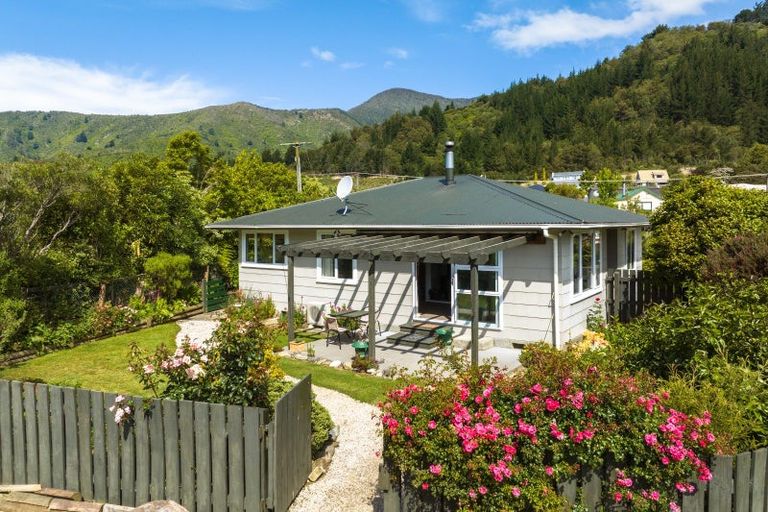 Photo of property in 169 Waikawa Road, Picton, 7220
