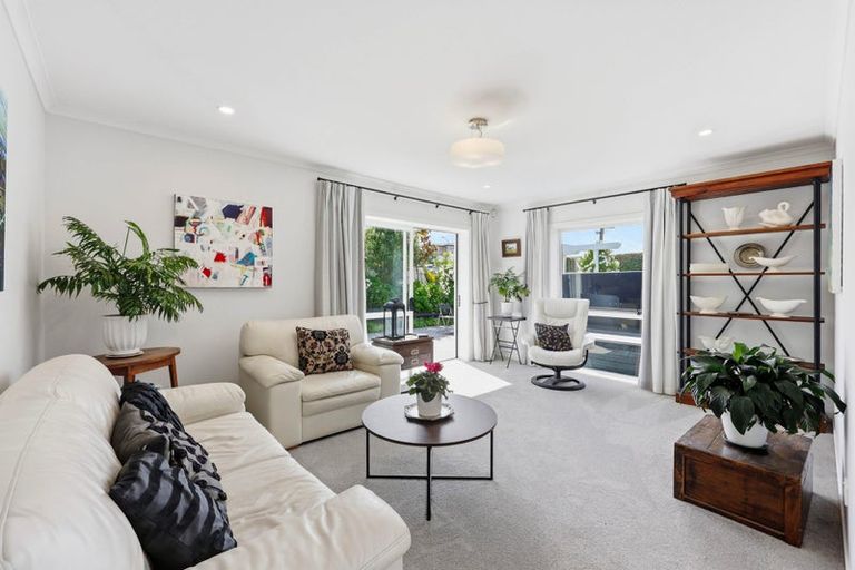 Photo of property in 2 Callender Place, Shelly Park, Auckland, 2014