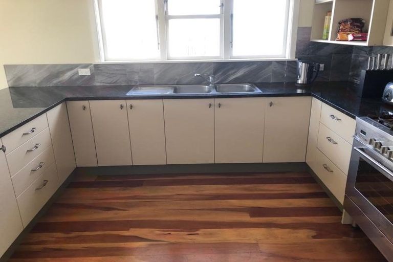 Photo of property in 102 Dowse Drive, Maungaraki, Lower Hutt, 5010