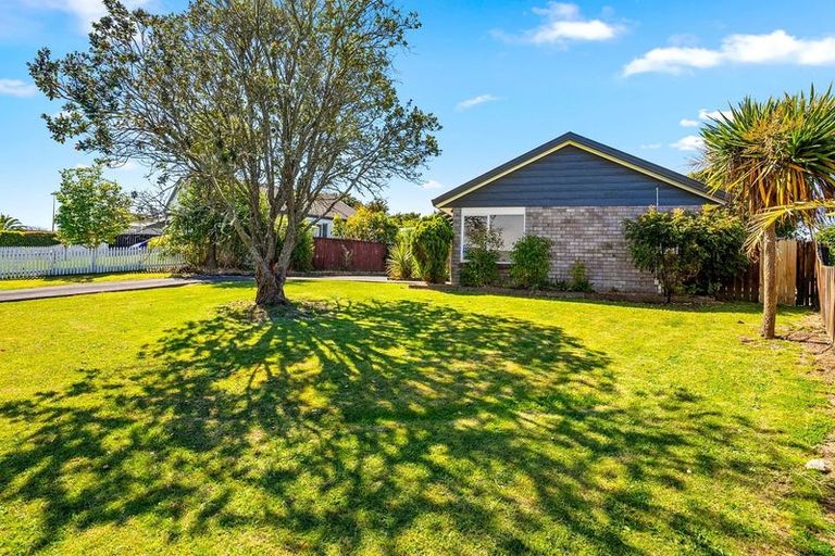 Photo of property in 11 Randwick Place, Randwick Park, Auckland, 2105