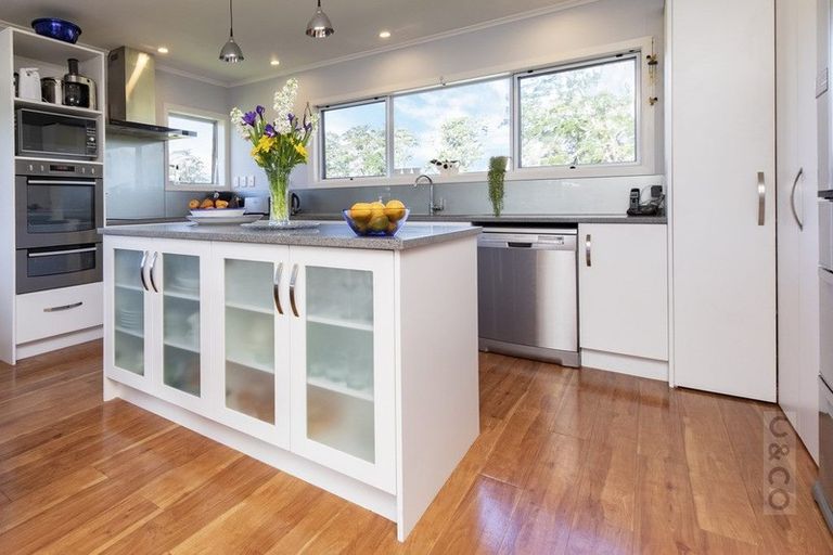 Photo of property in 271 Waitakere Road, Taupaki, Henderson, 0782