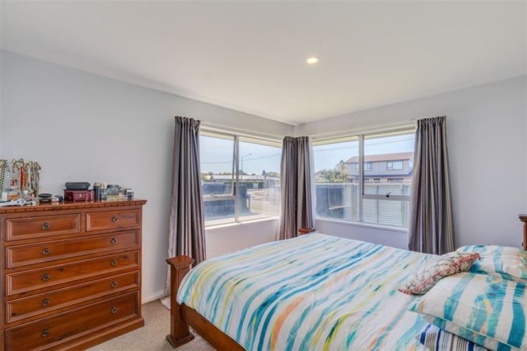 Photo of property in 32 Inwoods Road, Parklands, Christchurch, 8083