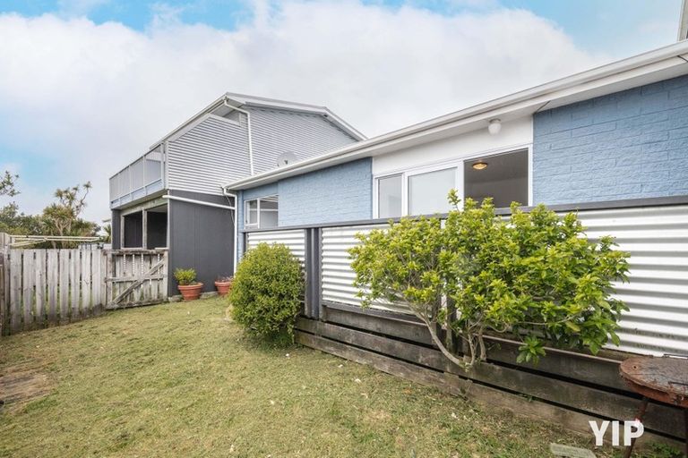 Photo of property in 7c Cheyne Walk, Newlands, Wellington, 6037