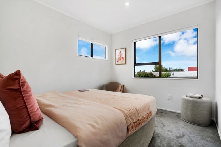 Photo of property in 2/17 Oliver Street, Point Chevalier, Auckland, 1022