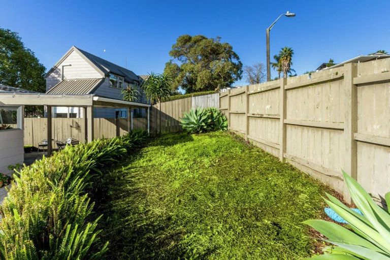 Photo of property in 1/25 Mayall Avenue, Beach Haven, Auckland, 0626