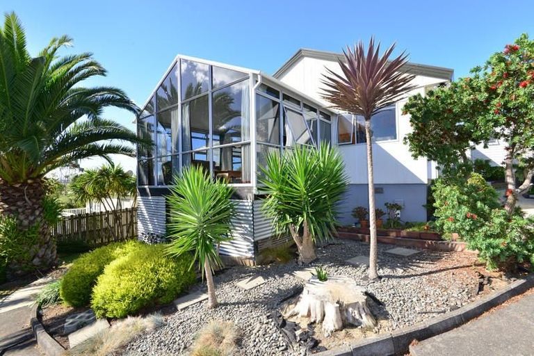 Photo of property in 8 Grenadine Place, Unsworth Heights, Auckland, 0632