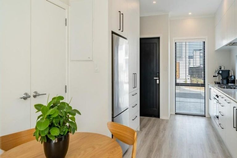 Photo of property in 5 Gloaming Lane, Wallaceville, Upper Hutt, 5018