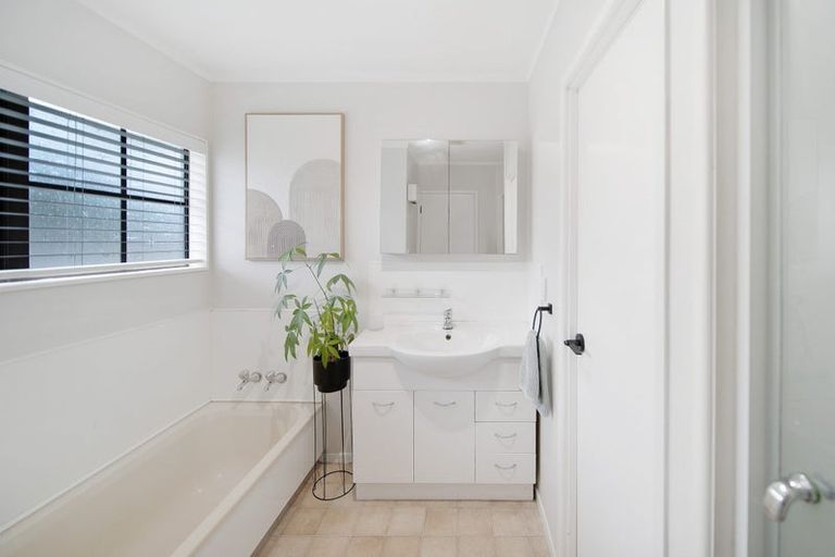 Photo of property in 6 Crestlands Place, Papakura, 2110