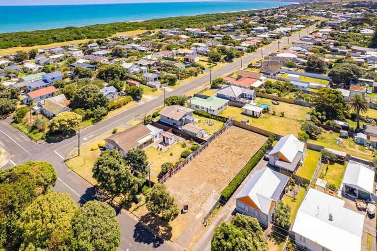 Photo of property in 19 Karewa Street, Castlecliff, Wanganui, 4501