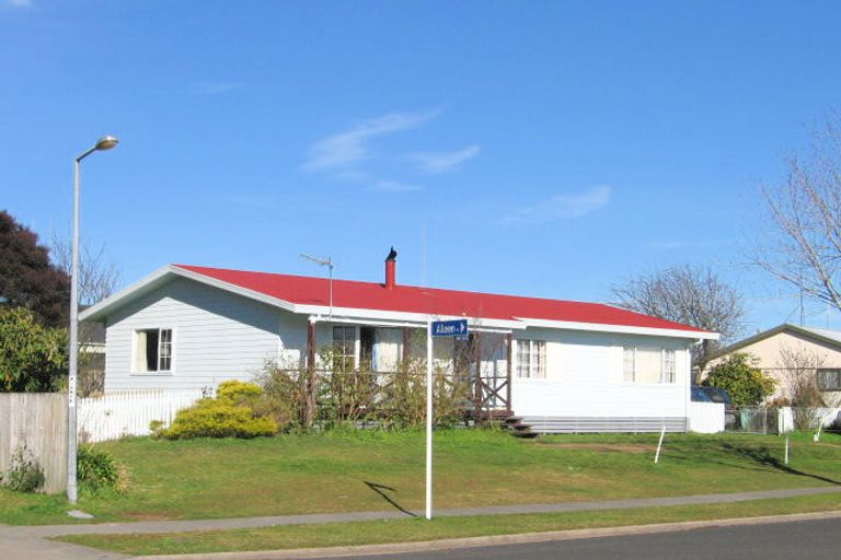 Photo of property in 27 Crawshaw Drive, Nawton, Hamilton, 3200