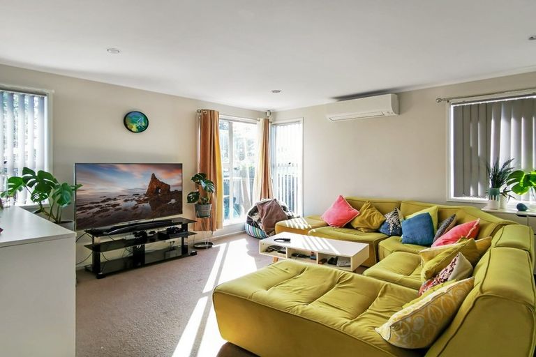 Photo of property in 14 Staverton Crescent, Mangere, Auckland, 2022