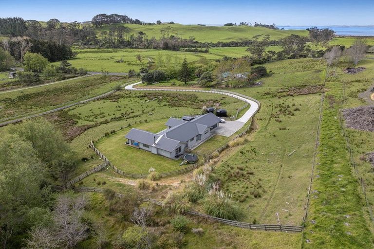 Photo of property in 2265 South Head Road, South Head, Helensville, 0874