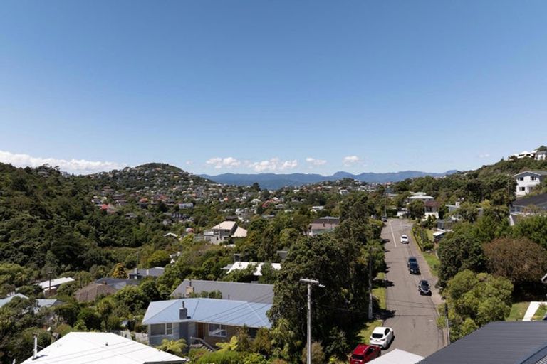 Photo of property in 2/14 Doris Gordon Crescent, Crofton Downs, Wellington, 6035