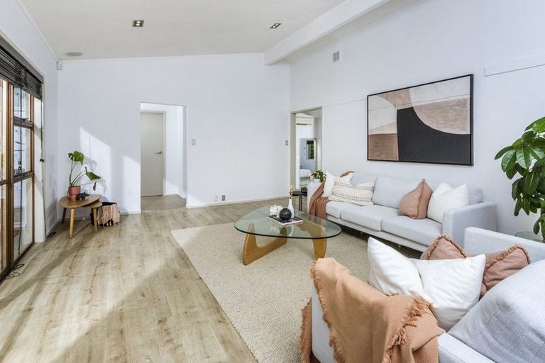 Photo of property in 18 Mappin Place, Chatswood, Auckland, 0626