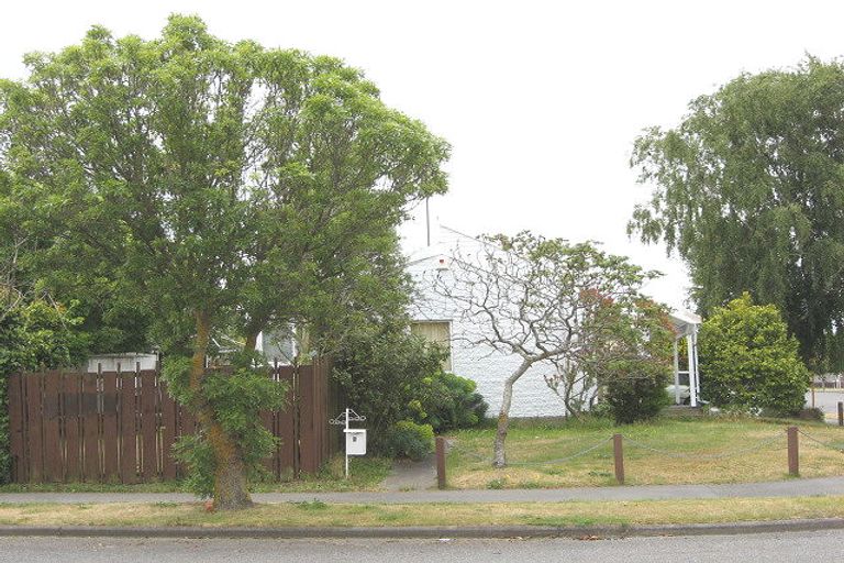 Photo of property in 2 Heathglen Avenue, Parklands, Christchurch, 8083