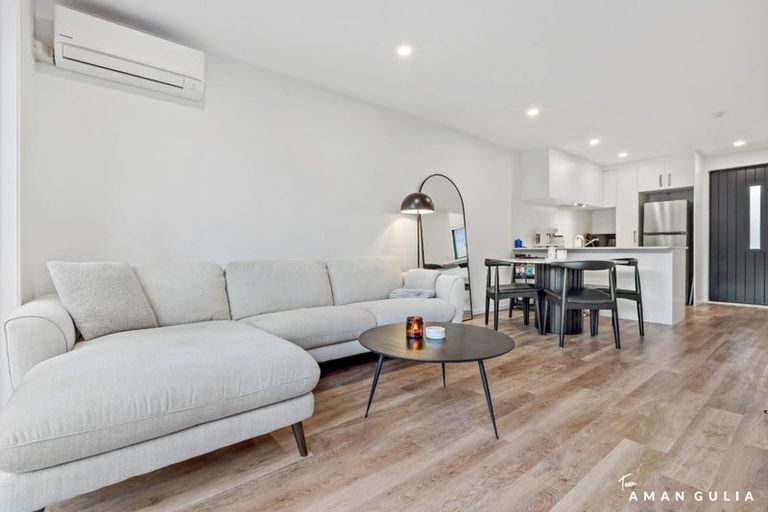 Photo of property in 33 Tokai Place, Glen Eden, 0602