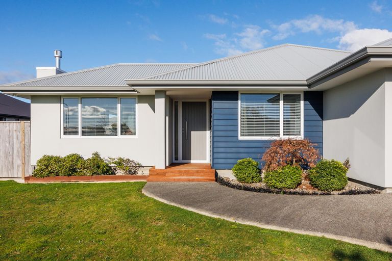 Photo of property in 6 Atlantic Drive, Fitzherbert, Palmerston North, 4410